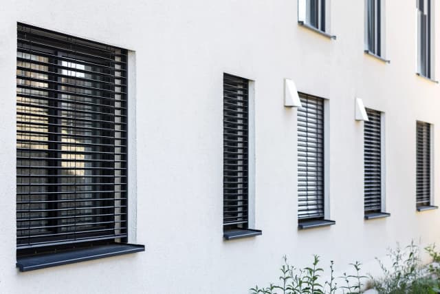 Raffstoren Innovative Raffstoren an Fenstern. Eingebaut durch die Firma WIKA Fenster & Türen – der Profi für Fenster, Türen & Zubehör in Lahr, Ettenheim und Umgebung.